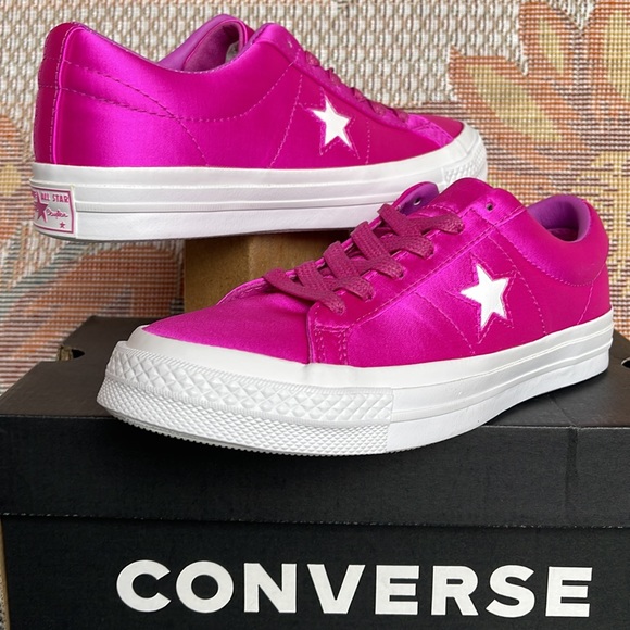 Converse WMNS 161197C
ONE STAR OX
HYPER MAGENTA/HYPER MAGENTA Sneakers - Picture 9 of 16